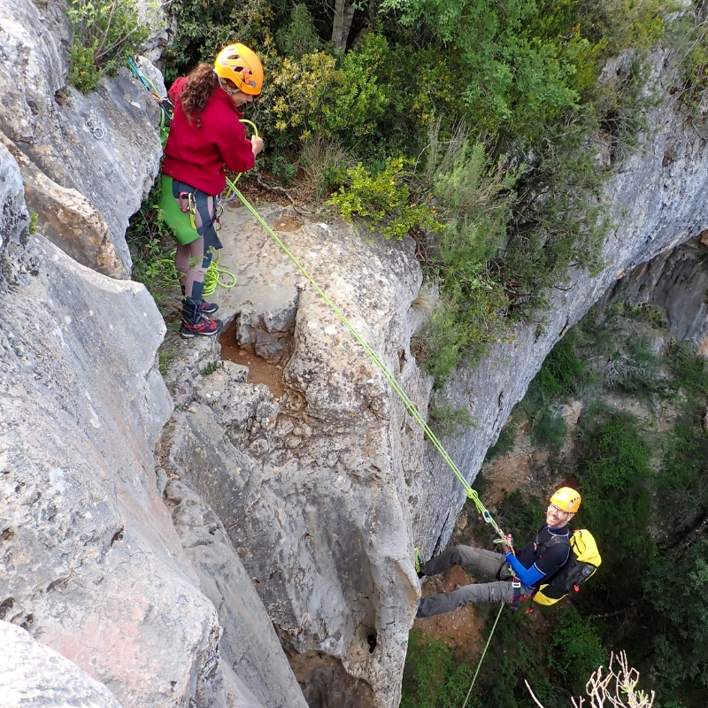 Guía Tania Laukemann asistiendo a personas durante el descenso en rapel del barranco Portiacha