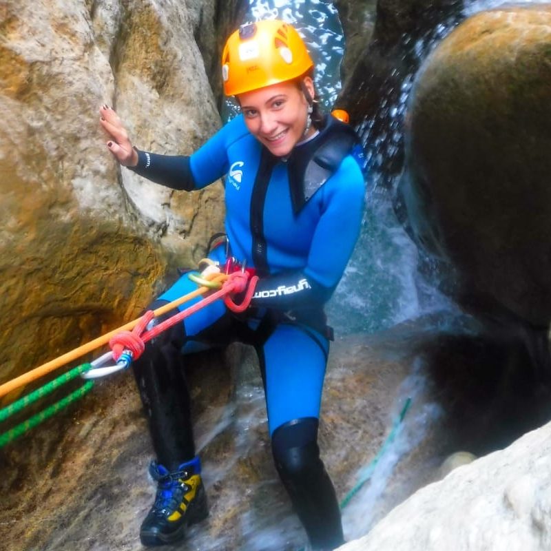 chica haciendo barranquismo en sierra de guara practicando el rapel en el barranco formiga