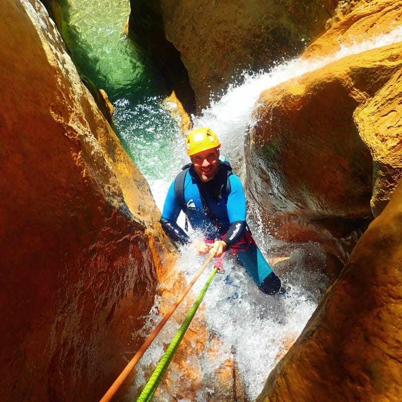 Hombre practicando rapel en la actividad de Canyoning en Sierra de Guara