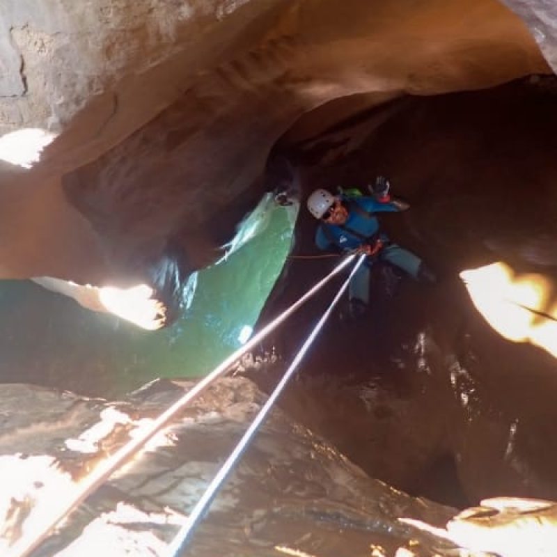barranquista haciendo barranquismo en la Sierra de Guara asegurado con cuerdas de rapel