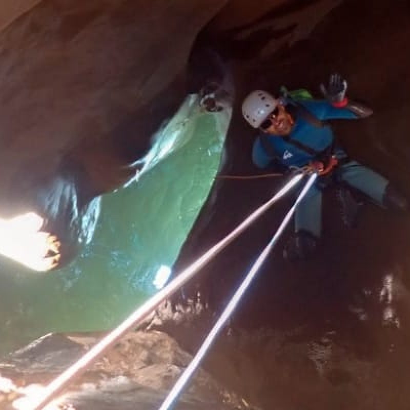 barranquista haciendo barranquismo en la Sierra de Guara asegurado con cuerdas de rapel
