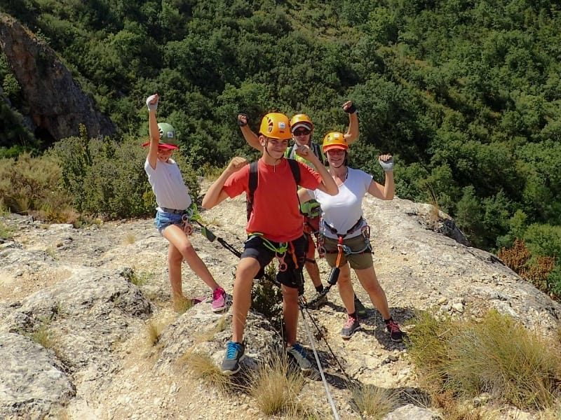 Familia equipada con material homologado en la ferrata Peñas Juntas