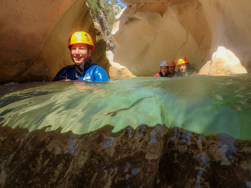 adolescente frente a una cascada en la actividad Barranquismo Sierra de Guara