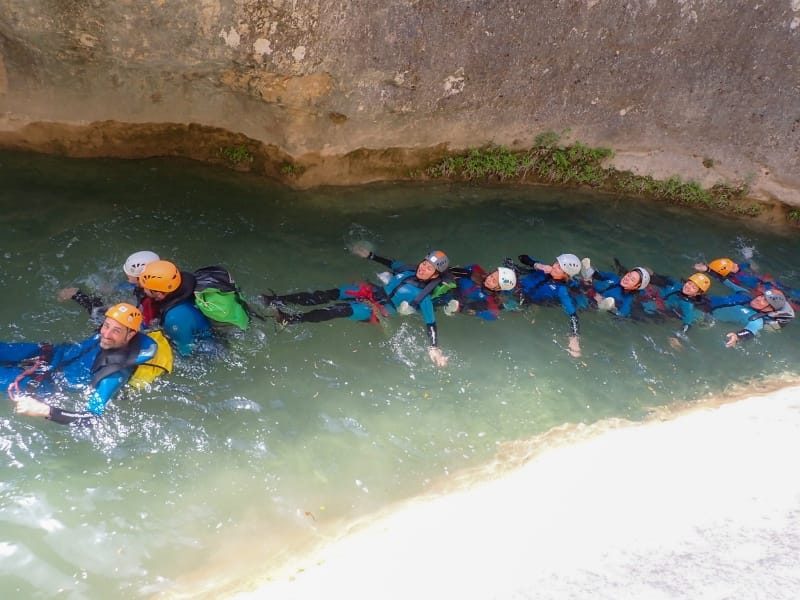 grupo flotando en una corriente de agua mientras realizan la actividad de Barranquismo Sierra de Guara