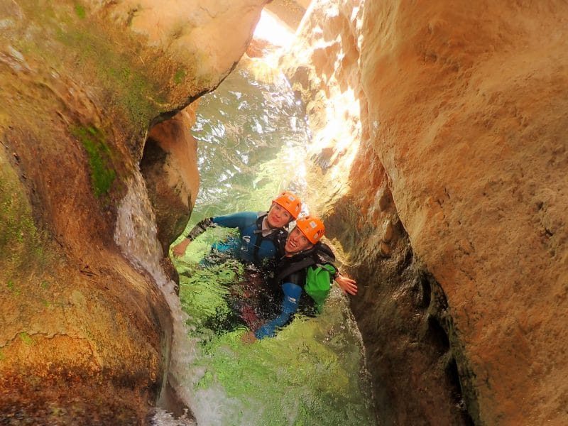 Dos personas en el agua abrazadas mientras practican barranquismo en Guara