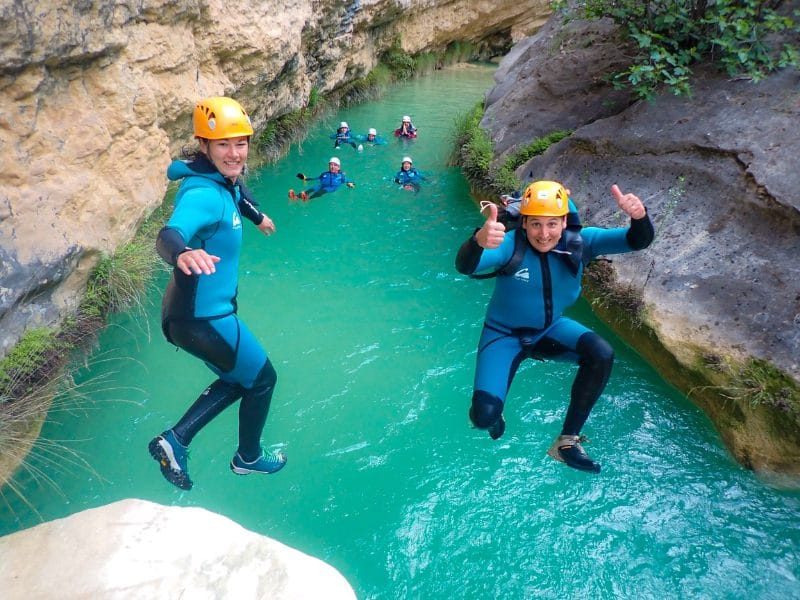 dos personas a punto de caer al agua en la actividad de barranquismo en Sierra de Guar