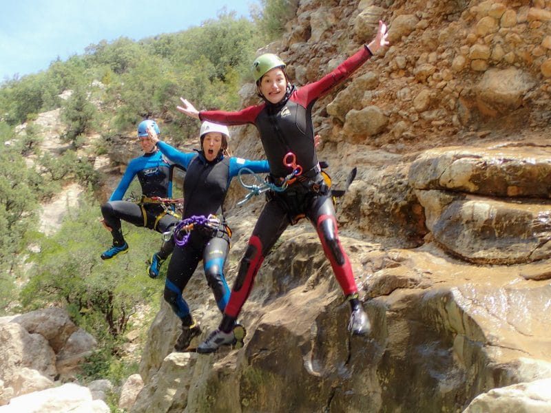 personas haciendo barranquismo en la Sierra de Guara