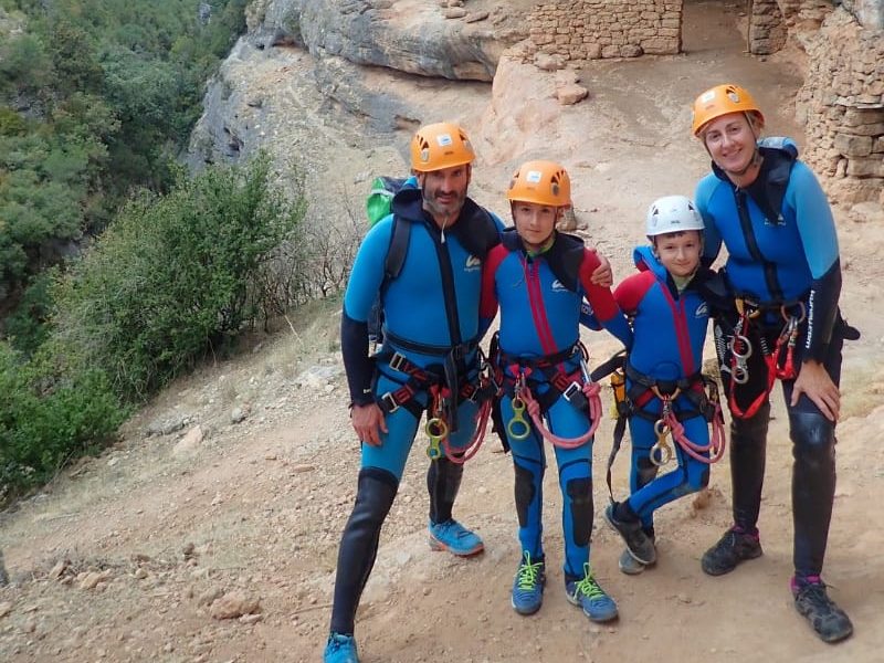 familia mirando a cámara con el equipamiento de barranquismo en familia Huesca