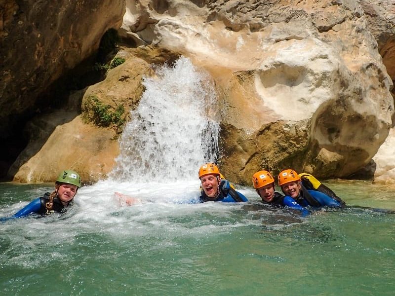 familia en el agua practicando barranquismo familiar en Huesca