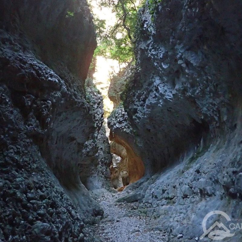 Barranco Basender desde su interior con el sol dándole en su apertura al exterior