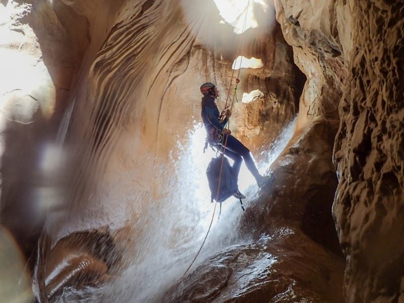 barranquista descendiendo el agujero negro del barranco mascún