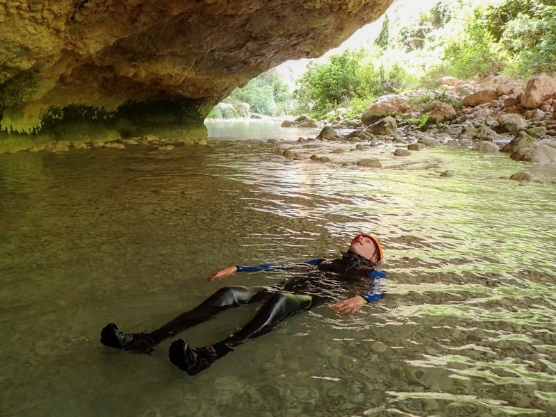 chico flotando en el agua durante un día de barranquismo en el rio vero inferior