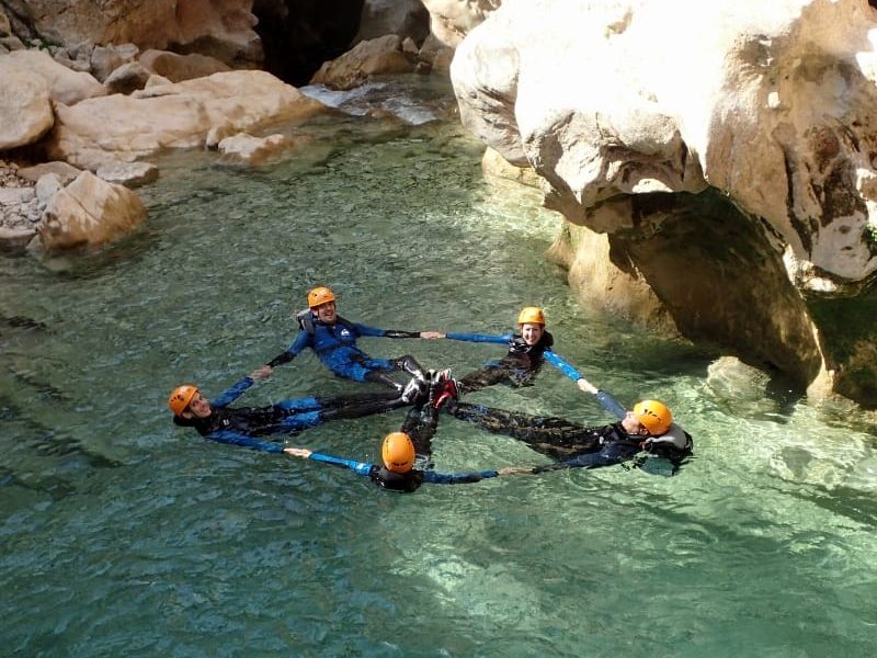 cinco personas formando una estrella del barranco de la peonera
