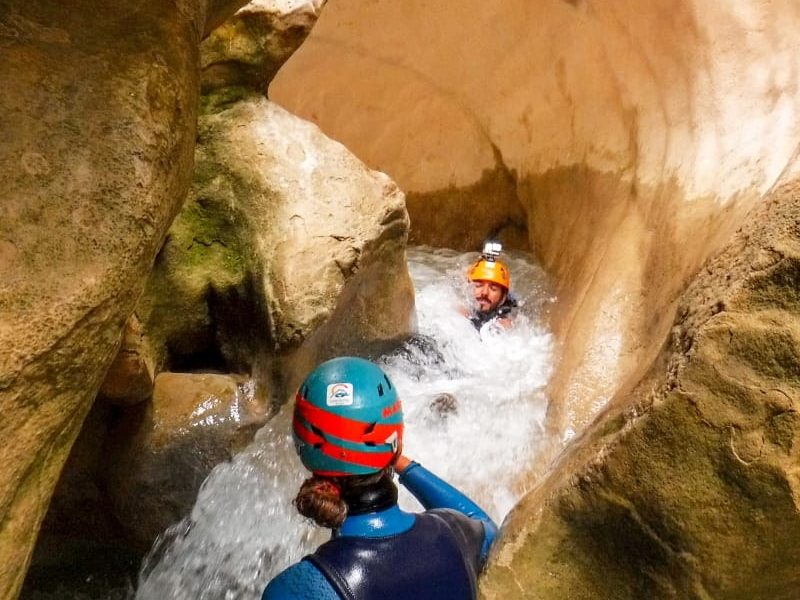 barranquista en un rápido de agua del barranco la peonera