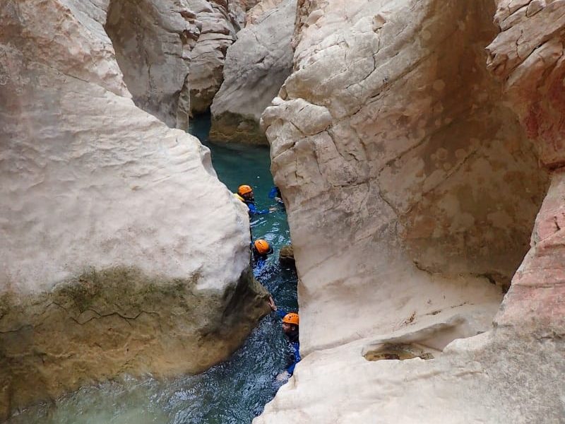 barranquistas flotando en el agua del barranco la peonera en zona estrecha