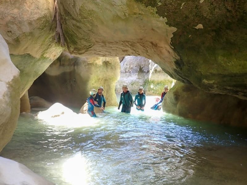 grupo practicando barranquismo en rio vero